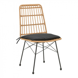 Καρέκλα Naoki pakoworld rattan σε φυσική απόχρωση με μαύρο μαξιλάρι και μεταλλικό μαύρο πόδι 45x60x83εκ