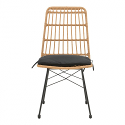 Καρέκλα Naoki pakoworld rattan σε φυσική απόχρωση με μαύρο μαξιλάρι και μεταλλικό μαύρο πόδι 45x60x83εκ