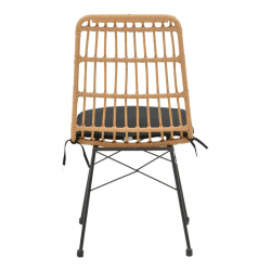 Καρέκλα Naoki pakoworld rattan σε φυσική απόχρωση με μαύρο μαξιλάρι και μεταλλικό μαύρο πόδι 45x60x83εκ