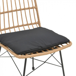 Καρέκλα Naoki pakoworld rattan σε φυσική απόχρωση με μαύρο μαξιλάρι και μεταλλικό μαύρο πόδι 45x60x83εκ